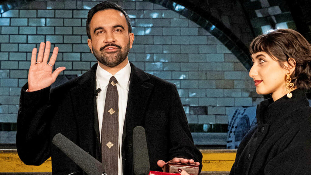 זוהראן ממדאני נשבע אמונים עם קוראן, ולצדו אשתו, ראמה דוואג'י (צילום: Amir Hamja/Pool via REUTERS) ראש עיריית ניו יורק זוהראן ממדאני נשבע אמונים עם קוראן ולצדו אשתו ראמה דוואג'י