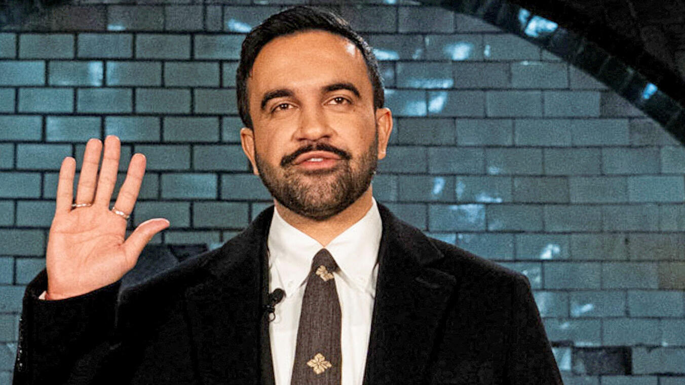 ראש עיריית ניו יורק זוהראן ממדאני נשבע אמונים עם קוראן ולצדו אשתו ראמה דוואג'י