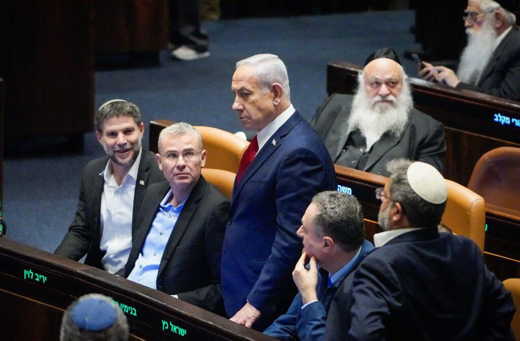 מאחורה מאיר פורוש חבר כנסת יצחק גולדקנופף חבר כנסת מימין איתמר בן גביר השר לביטחון לאומי ישראל כץ שר הביטחון בנימין נתניהו ראש הממשלה יריב לוין שר המשפטים בצלאל סמוטריץ שר האוצר ב מליאת הכנסת