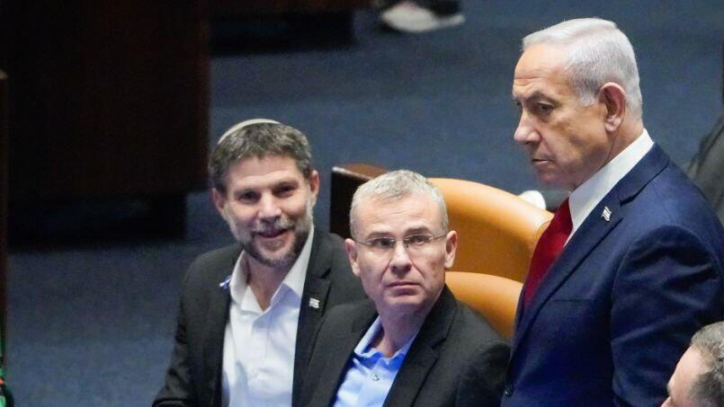 מאחורה מאיר פורוש חבר כנסת יצחק גולדקנופף חבר כנסת מימין איתמר בן גביר השר לביטחון לאומי ישראל כץ שר הביטחון בנימין נתניהו ראש הממשלה יריב לוין שר המשפטים בצלאל סמוטריץ שר האוצר ב מליאת הכנסת