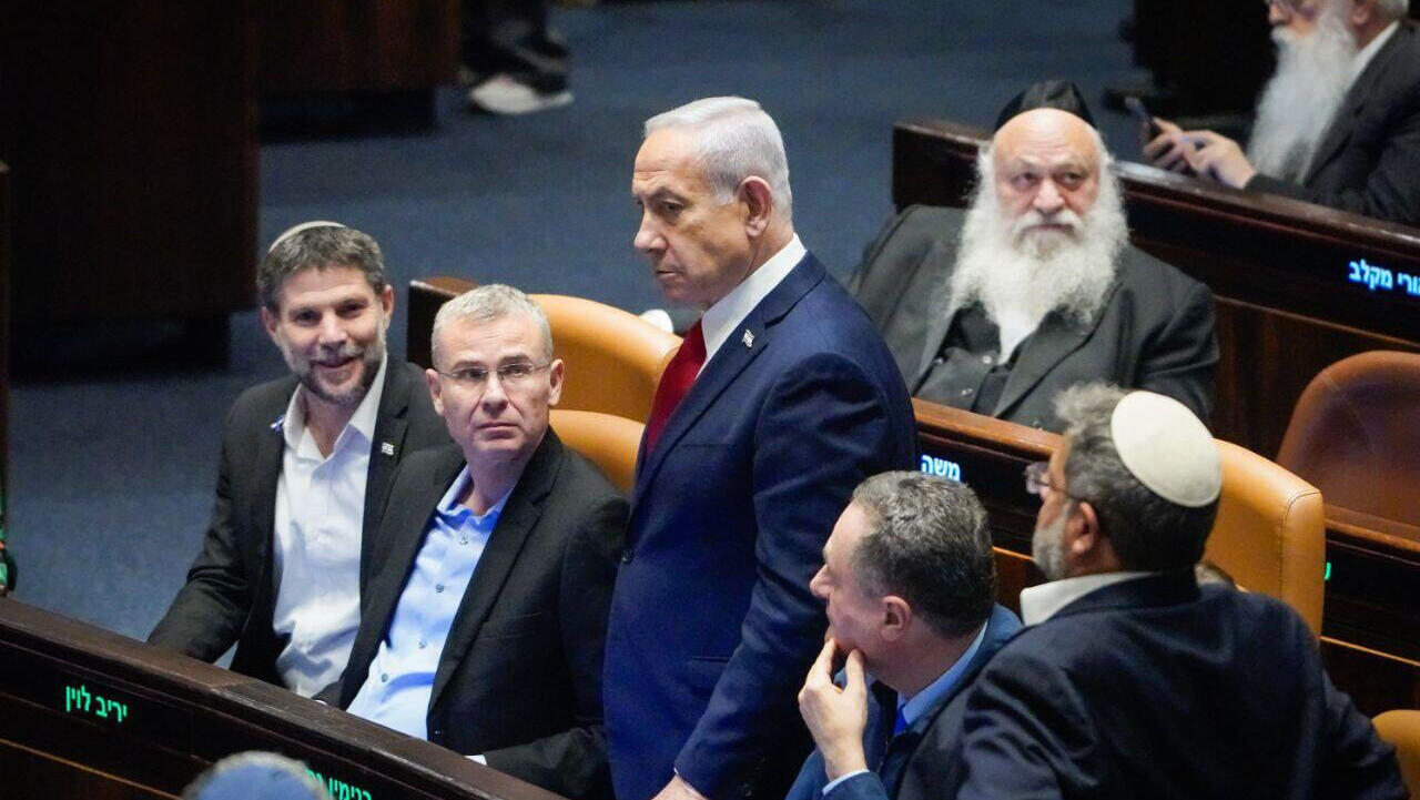 מאחורה מאיר פורוש חבר כנסת יצחק גולדקנופף חבר כנסת מימין איתמר בן גביר השר לביטחון לאומי ישראל כץ שר הביטחון בנימין נתניהו ראש הממשלה יריב לוין שר המשפטים בצלאל סמוטריץ שר האוצר ב מליאת הכנסת