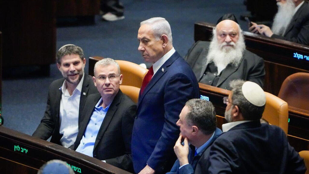 מאחורה מאיר פורוש חבר כנסת יצחק גולדקנופף חבר כנסת מימין איתמר בן גביר השר לביטחון לאומי ישראל כץ שר הביטחון בנימין נתניהו ראש הממשלה יריב לוין שר המשפטים בצלאל סמוטריץ שר האוצר ב מליאת הכנסת