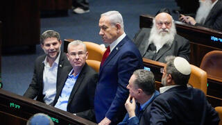 מאחורה מאיר פורוש חבר כנסת יצחק גולדקנופף חבר כנסת מימין איתמר בן גביר השר לביטחון לאומי ישראל כץ שר הביטחון בנימין נתניהו ראש הממשלה יריב לוין שר המשפטים בצלאל סמוטריץ שר האוצר ב מליאת הכנסת