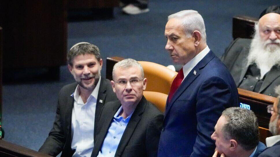 מאחורה מאיר פורוש חבר כנסת יצחק גולדקנופף חבר כנסת מימין איתמר בן גביר השר לביטחון לאומי ישראל כץ שר הביטחון בנימין נתניהו ראש הממשלה יריב לוין שר המשפטים בצלאל סמוטריץ שר האוצר ב מליאת הכנסת