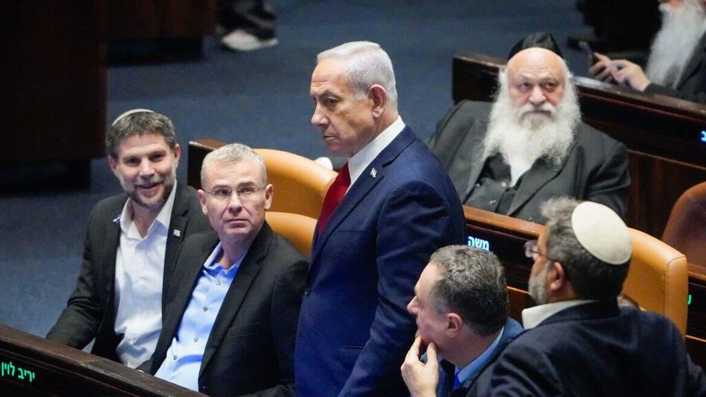 מאחורה מאיר פורוש חבר כנסת יצחק גולדקנופף חבר כנסת מימין איתמר בן גביר השר לביטחון לאומי ישראל כץ שר הביטחון בנימין נתניהו ראש הממשלה יריב לוין שר המשפטים בצלאל סמוטריץ שר האוצר ב מליאת הכנסת