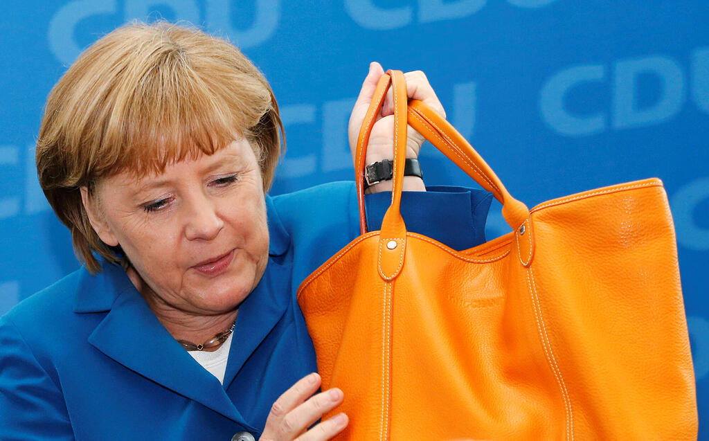 אנגלה מרקל עם תיק ה Le Pliag פנאי