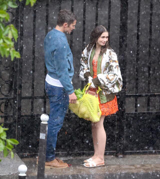 השחקנית לילי קולינס בצילומים ל אמילי בפריז עם תיק ה Le Pliag פנאי