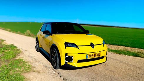 צילום: אוראל כהן רנו 5 היא חשמלית משובחת וגם רטרו - לא בטוח שזה יספיק לה בישראל