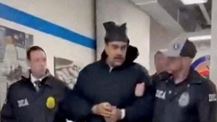 מדורו הרודן המודח של ונצואלה מובל בידי גורמי אכיפת החוק ב ניו יורק (צילום: RapidResponse47) מדורו הרודן המודח של ונצואלה מובל בידי גורמי אכיפת החוק ב ניו יורק