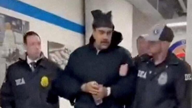 מדורו הרודן המודח של ונצואלה מובל בידי גורמי אכיפת החוק ב ניו יורק