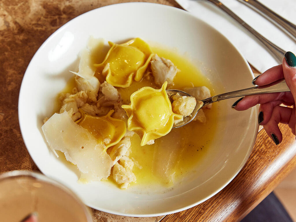 אניולוטי ממולא במסקרפונה ברוטב חמאה לבנה ובשר סרטנים של גוצ'ה. תפריט מתוחכם ומעודן (צילום: אפיק גבאי) מנת אניולוטי ממולא במסקרפונה ברוטב חמאה לבנה ובשר סרטנים במסעדות גוצ'ה בתל אביב פנאי