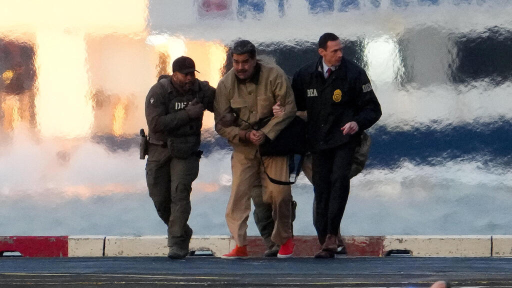 מדורו מובל לבית המשפט במנהטן, היום (צילום: REUTERS/Adam Gray) נשיא ונצואלה המודח ניקולס מדורו מובל 2 ל בית משפט ב מנהטן ניו יורק ארה"ב 5.1.26