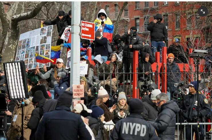 פעילים המתנגדים למעצרו של מדורו מפגינים מול בית המשפט שבו נערך הדיון, הערב (צילום: AP Photo/Heather Khalifa) פעילים המתנגדים למעצרו של מדורו מפגינים מול בית המשפט שבו נערך הדיון, הערב