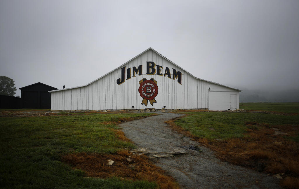 אסם במזקקת ג'ים בים בקלרמונט, קנטקי. לראשונה מאז תום תקופת היובש ב־ 1933 תקפיא המזקקה הראשית של המותג את פעילותה למשך שנה