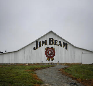 אסם במזקקת ג'ים בים בקלרמונט, קנטקי. לראשונה מאז תום תקופת היובש ב־ 1933 תקפיא המזקקה הראשית של המותג את פעילותה למשך שנה