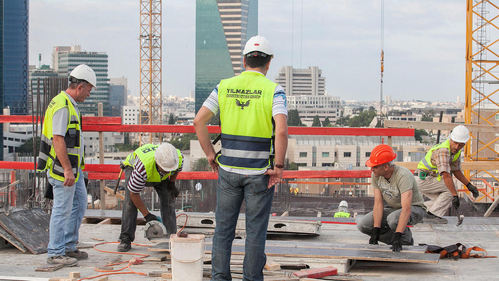 אתר בנייה עובדים זרים מ טורקיה בונים בניינים תל אביב