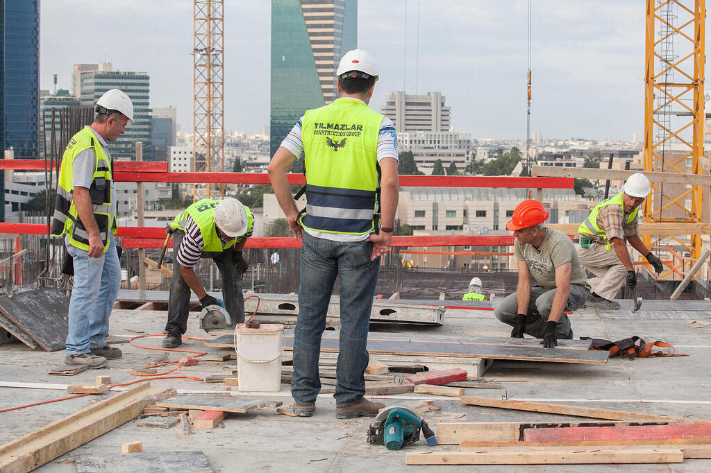 אתר בנייה עובדים זרים מ טורקיה בונים בניינים תל אביב