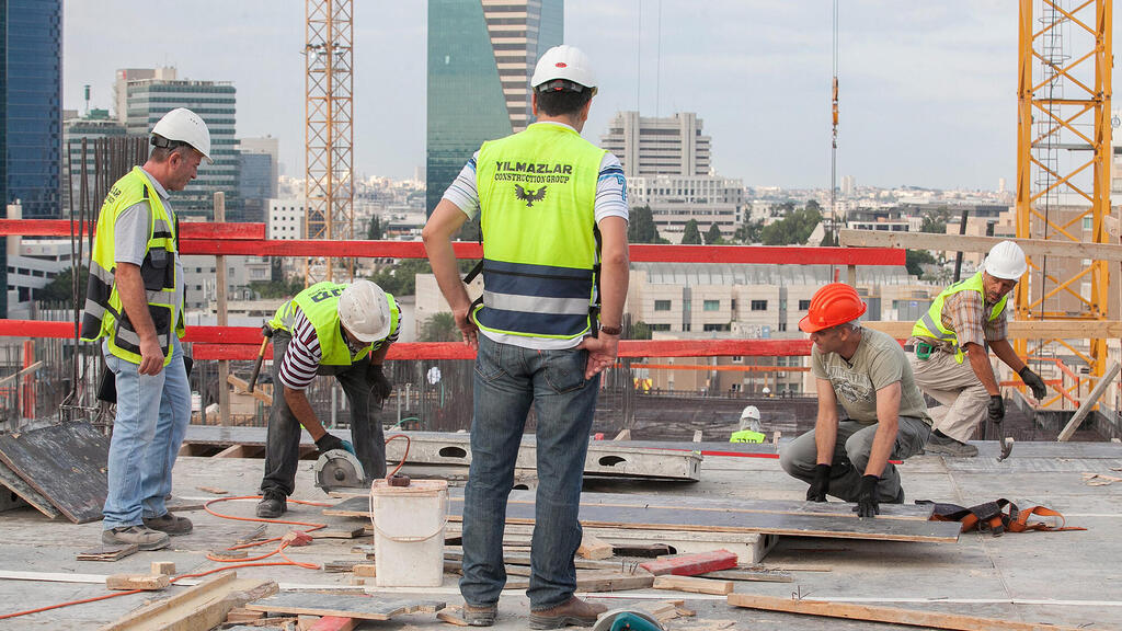 אתר בנייה עובדים זרים מ טורקיה בונים בניינים תל אביב