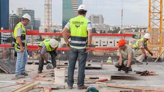 אתר בנייה עובדים זרים מ טורקיה בונים בניינים תל אביב