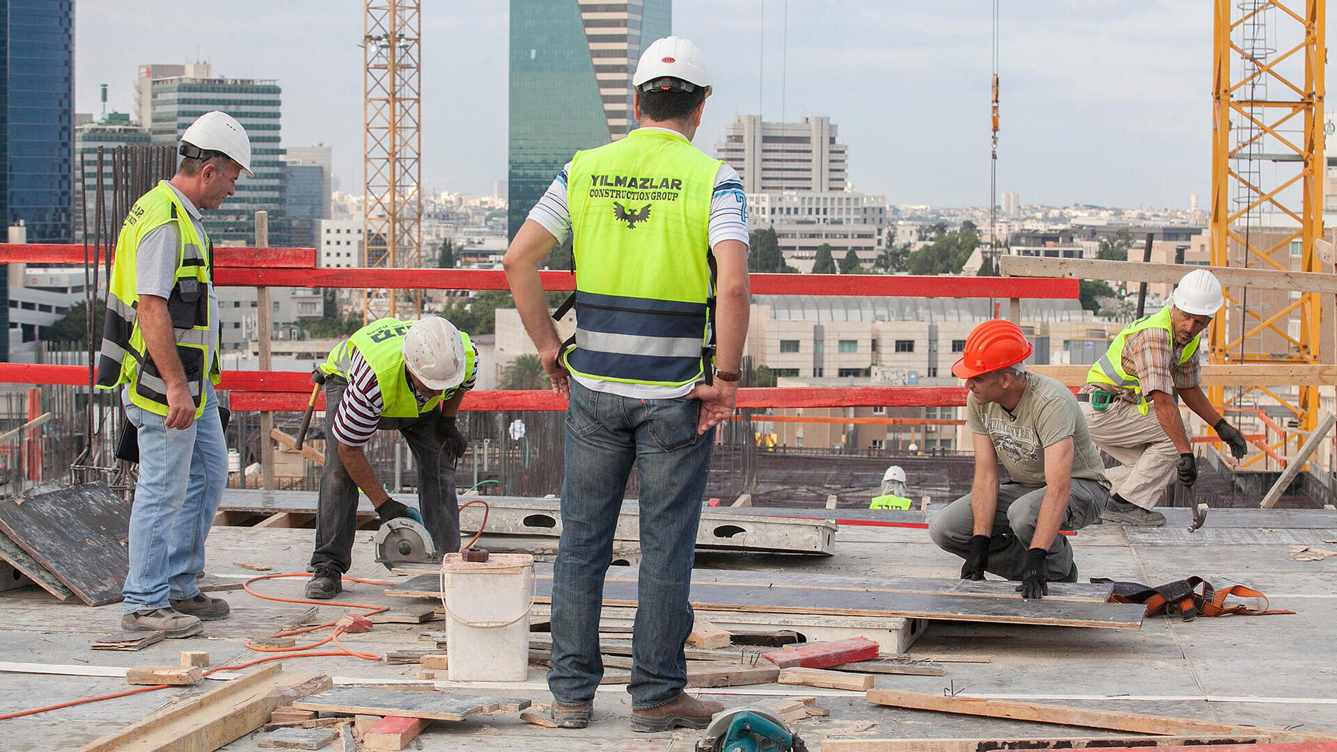 אתר בנייה עובדים זרים מ טורקיה בונים בניינים תל אביב