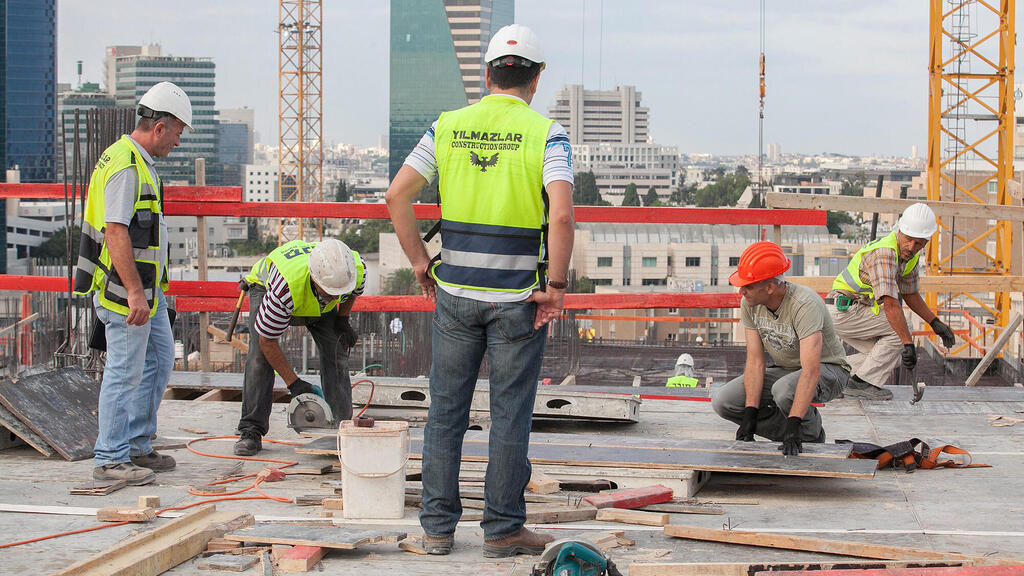 עובדים זרים בענף הבניין (צילום: אוראל כהן) אתר בנייה עובדים זרים מ טורקיה בונים בניינים תל אביב