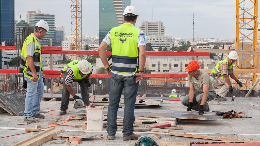 אתר בנייה עובדים זרים מ טורקיה בונים בניינים תל אביב