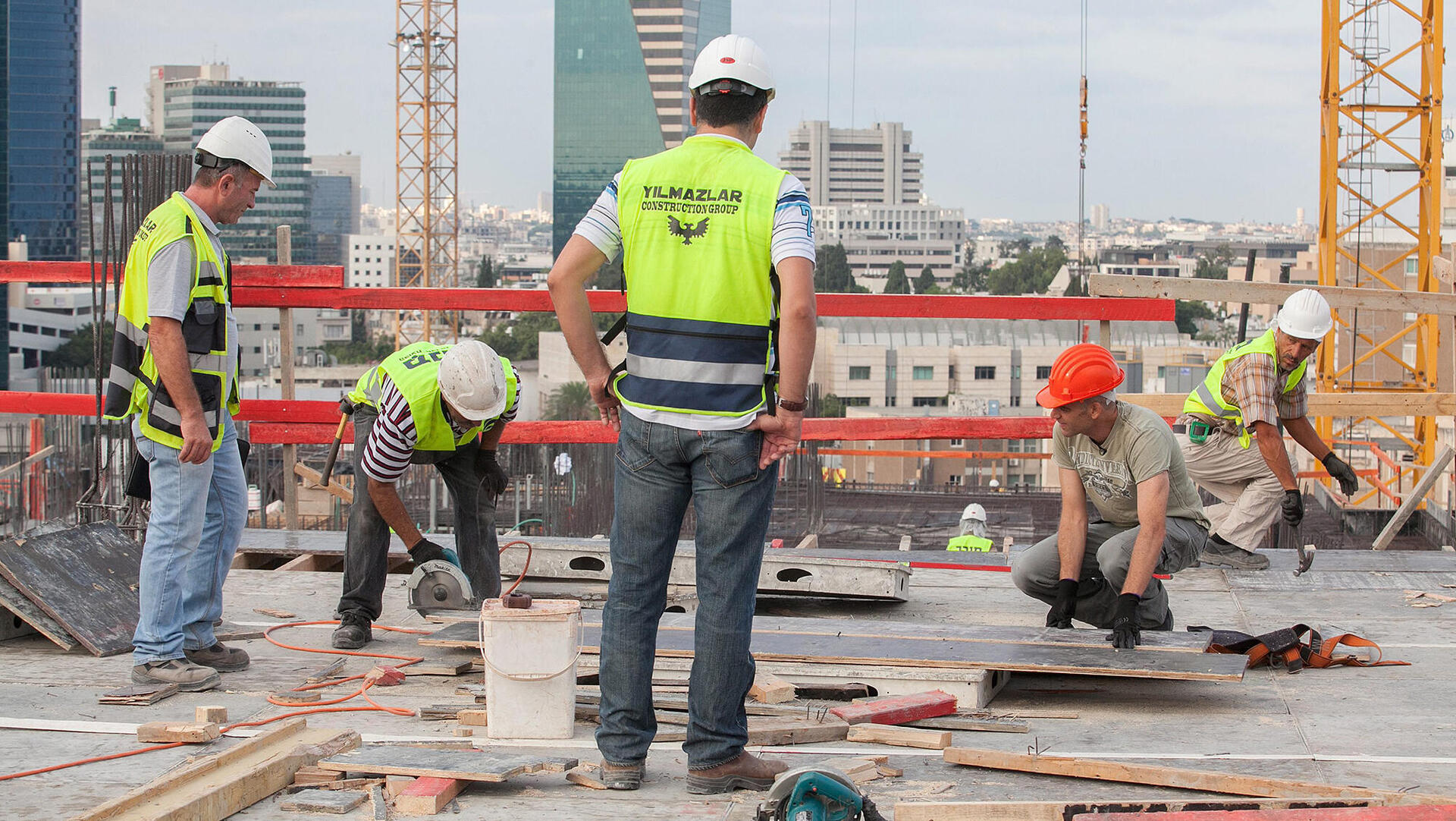 אתר בנייה עובדים זרים מ טורקיה בונים בניינים תל אביב