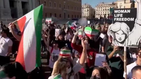 צילום מסך, יוטיוב איראן מנסה לדכא את המחאה ומחלקת לתושבים 7 דולרים בחודש