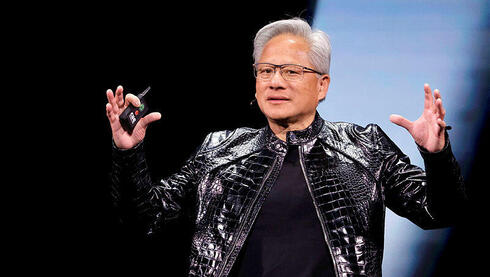 ג'נסן הואנג: "החברות מסיטות תקציב של שרתים רגילים לבניית מפעלי AI"