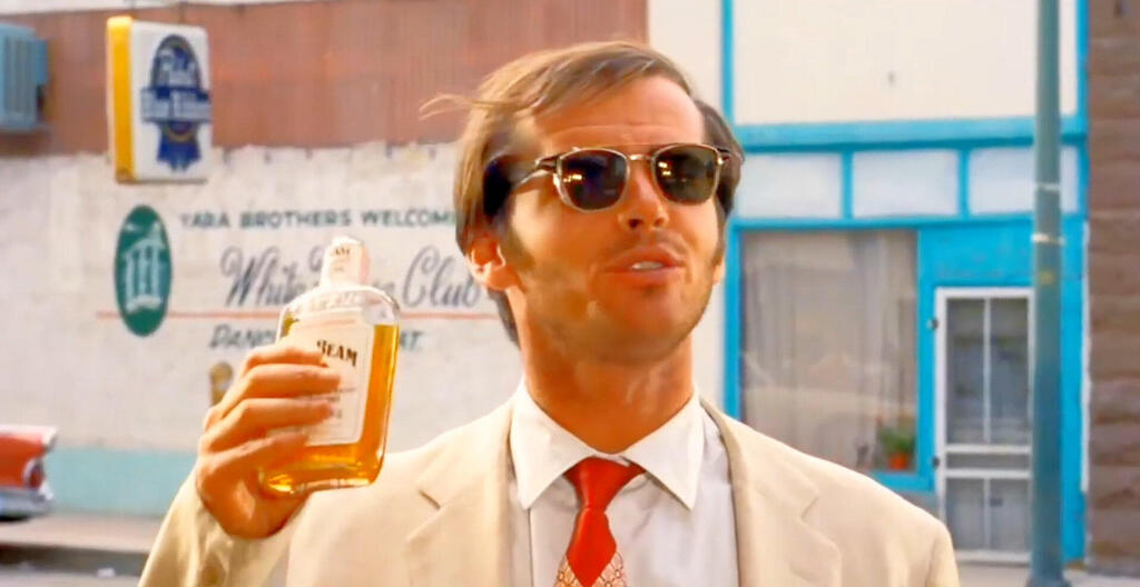  ג'ק ניקולסון בסצנה פרועה עם בקבוק ג'ים בים ב"אדם בעקבות גורלו"