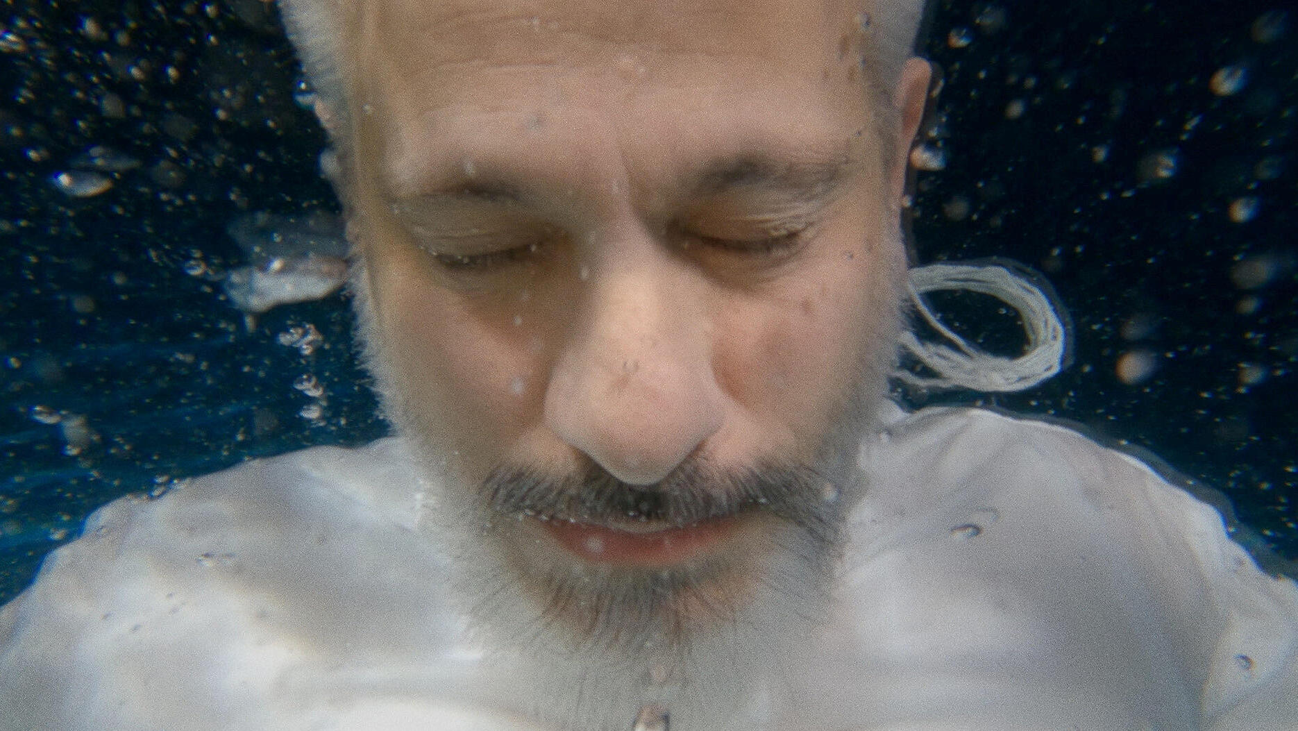 הזמר אביתר בנאי בסרט הדוקו סיכוי להינצל פנאי