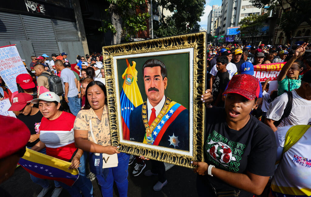 הפגנת תמיכה במדורו, השבוע בקראקס, ונצואלה. "בעבר התערבות אמריקאית באזור הביאה לחיזוק התמיכה במשטרים הקיימים בגלל תחושות גאווה לאומית"