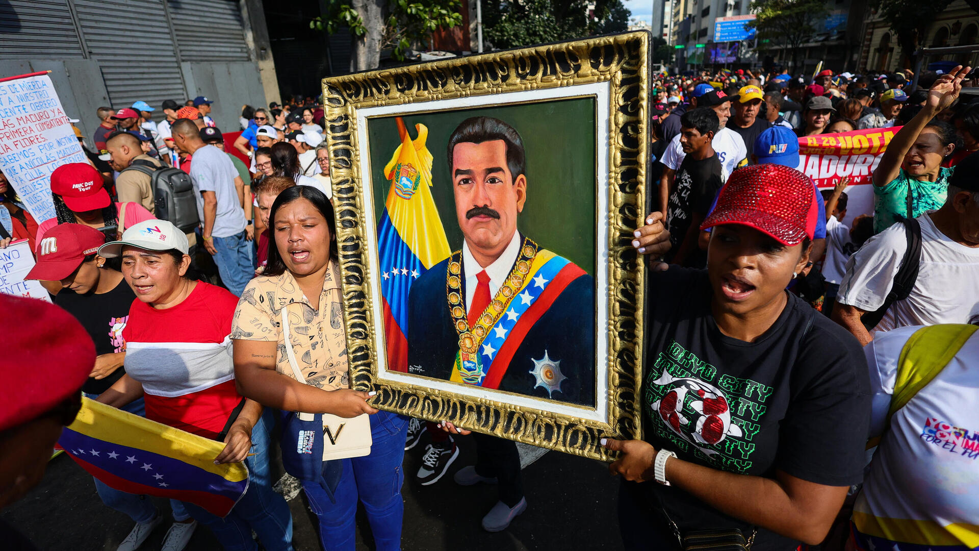 הפגנת תמיכה במדורו, השבוע בקראקס, ונצואלה. "בעבר התערבות אמריקאית באזור הביאה לחיזוק התמיכה במשטרים הקיימים בגלל תחושות גאווה לאומית"