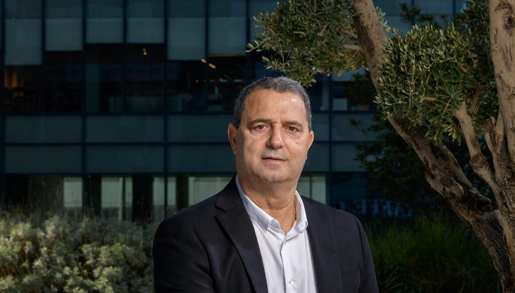 אלעזרא, השבוע, מחוץ למשרדו בחולון. "את יודעת איך נראית ירושה של מרוקאים? אחרי השבעה פותחים את הצוואה ורואים שאבא כתב: 'תסתדרו'"