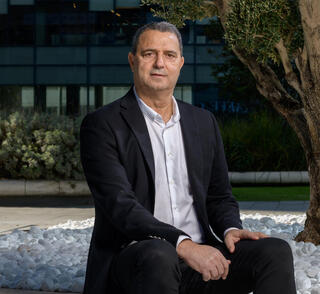 אלעזרא, השבוע, מחוץ למשרדו בחולון. "את יודעת איך נראית ירושה של מרוקאים? אחרי השבעה פותחים את הצוואה ורואים שאבא כתב: 'תסתדרו'"