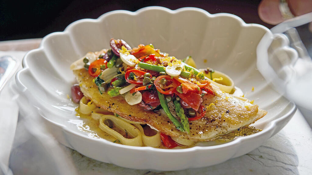 מנת אקווה פאצה ב־O. געגועים לגרסה של פרונטו (צילום: חיים יוסף) מנת אקווה פאצה במסעדת O של שהשף תומר אגאי פנאי