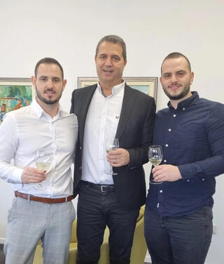 צילומים: באדיבות המרואיין אלעזרא עם בניו אור )משמאל(, מנכ"ל הקבוצה ויו"ר אלבר, ואלעד, בכיר בהכשרה ביטוח, במשרדו, 2022 . "אני עצמאי כדי לעזור למשפחה שלי, לקדם את כולם"