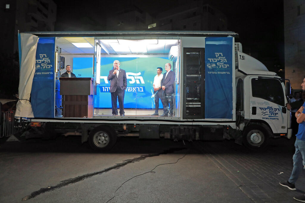 נתניהו במשאית הבחירות המשוריינת, 2022 . בורח מהשטח כמו אש, ורק מדגיש כמה הוא מנותק