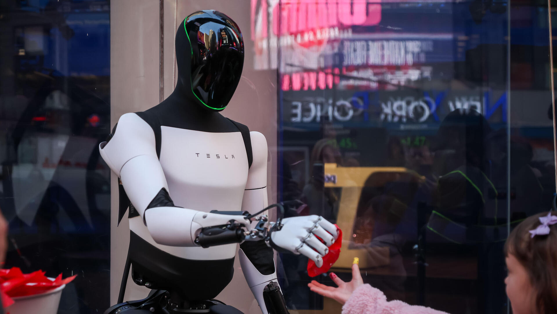 רובוט אופטימוס של טסלה 27.10.25