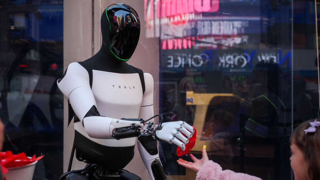 רובוט אופטימוס של טסלה 27.10.25