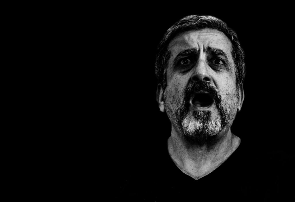 נוי ב"נביאים קטנים". מהתנ"ך ועד בארי (צילום: שרון גרף) פנאי נביאים קטנים הצגת יחיד השחקן מנשה נוי