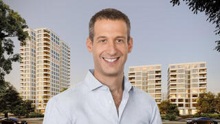 אורן יושפה מנכ"ל משותף קבוצת יושפה על רקע ההדמיה של התוכנית בהוד השרון 