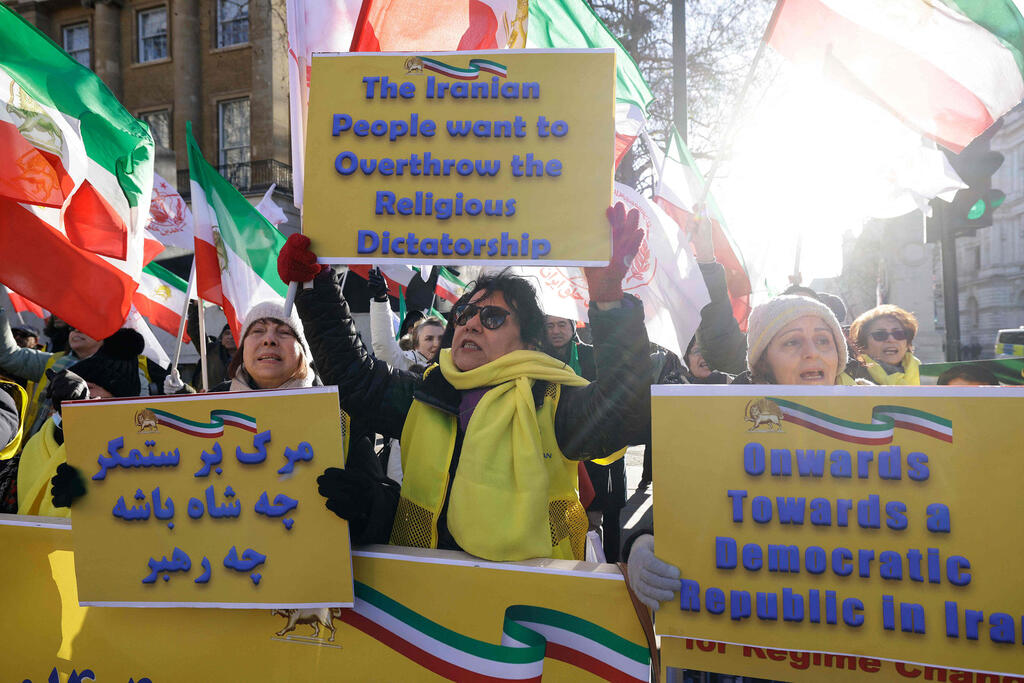 איראן מחאה הפגנות נגד שלטון האייתוללות מפגינים שלטים (צילום: AFP/ Brook Mitchell) איראן מחאה הפגנות נגד שלטון האייתוללות מפגינים שלטים