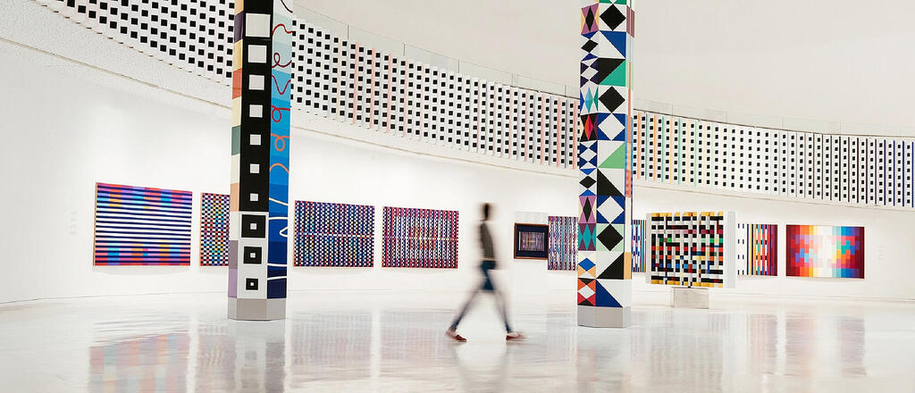 מוזיאון אגם ב ראשון ל ציון תערוכה על יצירותיו של האמן יעקב אגם