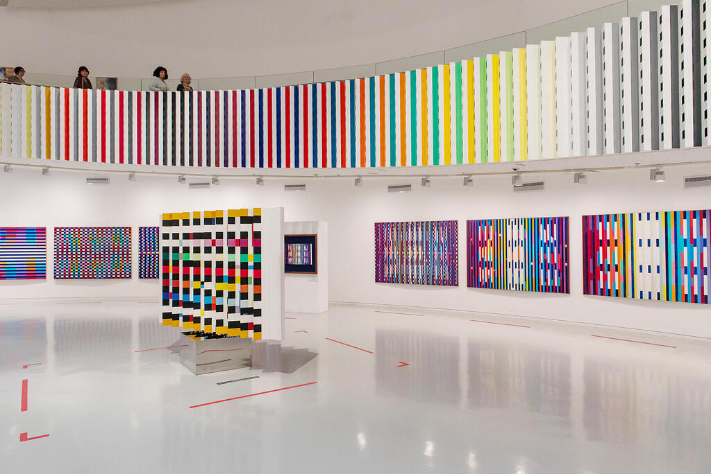 מוזיאון אגם ב ראשון ל ציון תערוכה על יצירותיו של האמן יעקב אגם