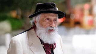 האמן יעקב אגם