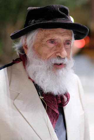 האמן יעקב אגם