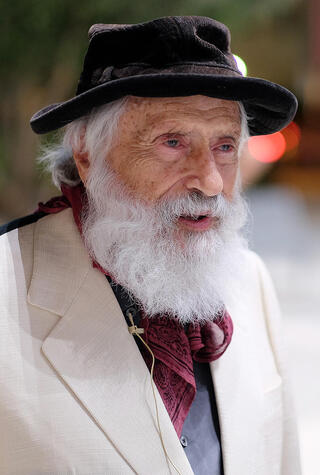 האמן יעקב אגם