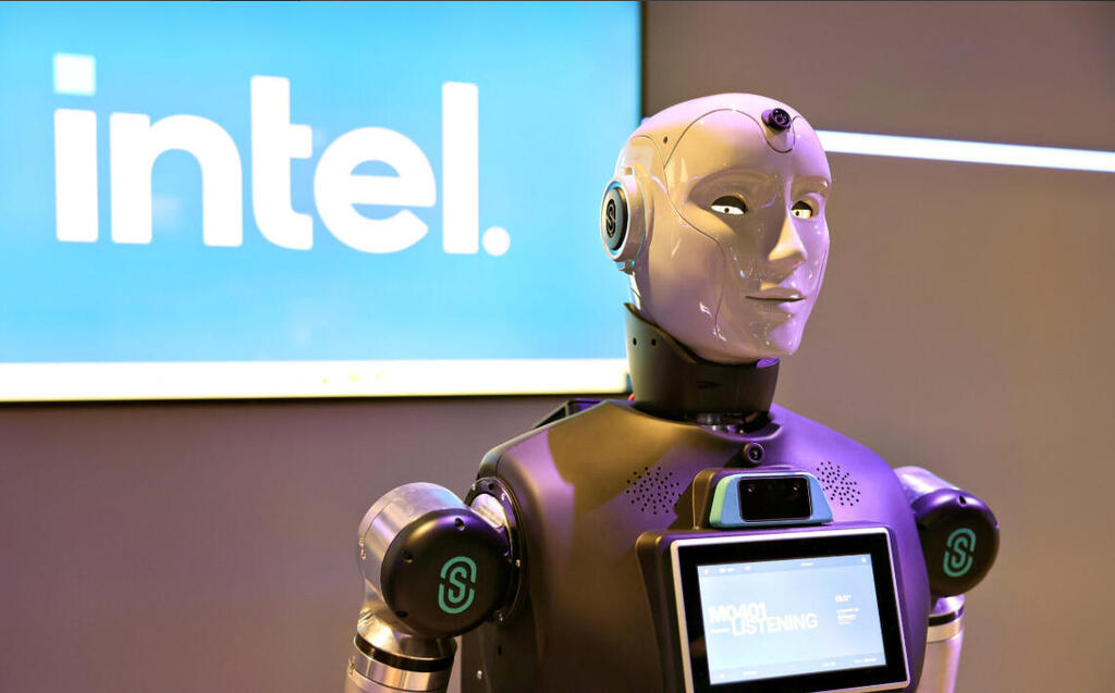 Intel-powered humanoid. (Photo: Intel) תערוכת CES 2026 רובוט של Oversonic שמופעל באמצעות מעבד אינטל