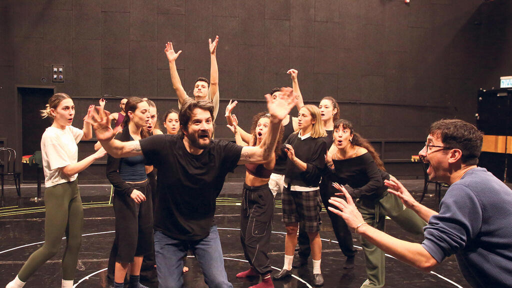 פנאי רן דנקר בחזרות ל מחזמר קברט